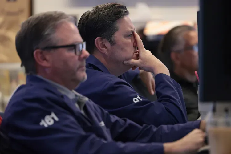 الرقائق تضغط على وول ستريت... وSpaceX تدخل Nasdaq 100 وسط ترقب المستثمرين 📊🚀