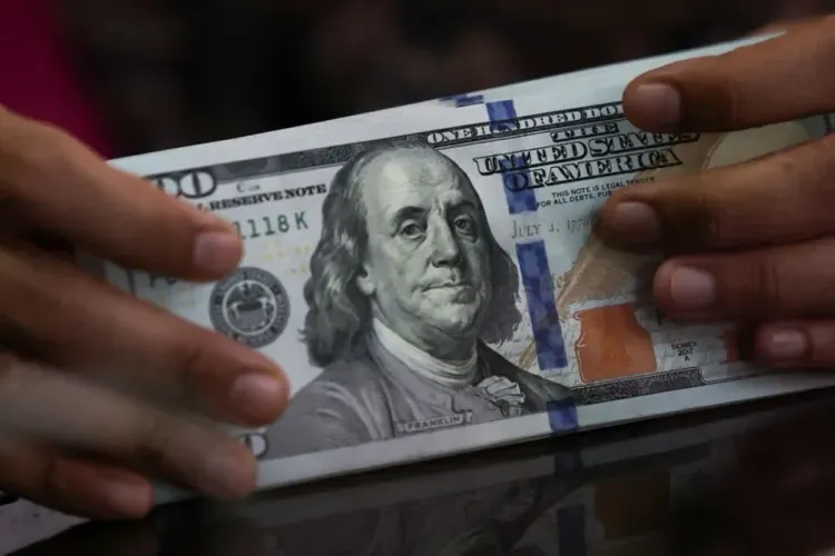 الدولار يقترب من أعلى مستوى في 18 شهرًا واليورو يتراجع مع ارتفاع عوائد السندات وقوة النفط 💵📈