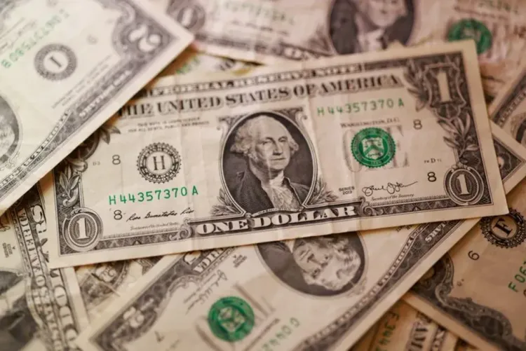 الدولار قرب أدنى مستوياته في أشهر.. مخاوف الديون وتدخل الخزانة تهز الأسواق 💵📉