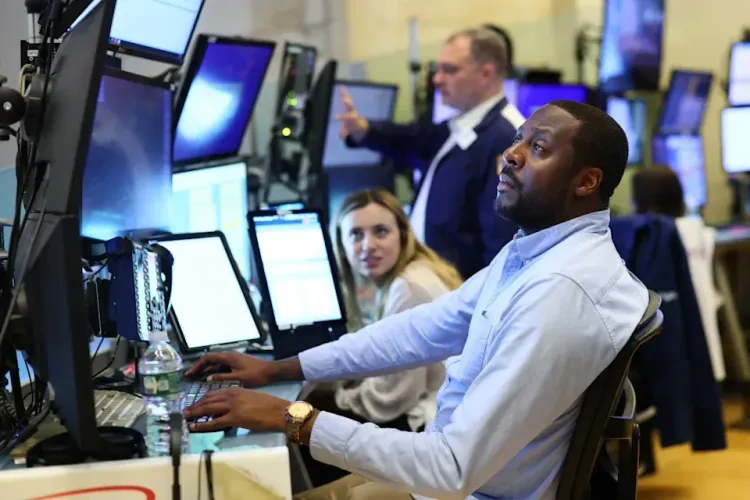 العقود الأمريكية تتراجع بقيادة التكنولوجيا.. والنفط يمنح السندات بعض الهدوء 📉💻